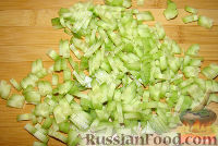 Фото приготовления рецепта: Салат из крабовых палочек и авокадо - шаг №3