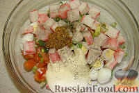 Фото приготовления рецепта: Салат из крабовых палочек и авокадо - шаг №8