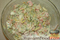 Фото приготовления рецепта: Салат из крабовых палочек и авокадо - шаг №9