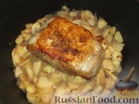 Фото приготовления рецепта: Свинина, тушенная в яблочном соусе - шаг №6
