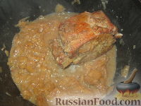 Фото приготовления рецепта: Свинина, тушенная в яблочном соусе - шаг №7