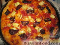 Фото к рецепту: Пицца с сыром бри, моцареллой и вялеными помидорами