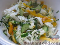 Фото к рецепту: Салат из свежих огурцов с капустой и сладким перцем