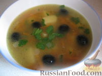 Фото к рецепту: Чечевичный суп с маслинами
