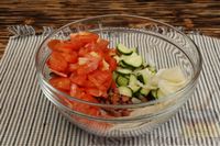 Фото приготовления рецепта: Салат из помидоров, огурцов, консервированной фасоли и лука - шаг №4