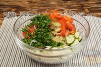 Фото приготовления рецепта: Салат из помидоров, огурцов, консервированной фасоли и лука - шаг №6