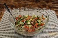 Фото приготовления рецепта: Салат из помидоров, огурцов, консервированной фасоли и лука - шаг №7