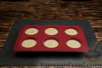 Фото приготовления рецепта: Бисквитные кексы на сгущёнке - шаг №9