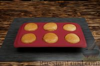 Фото приготовления рецепта: Бисквитные кексы на сгущёнке - шаг №11