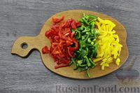 Фото приготовления рецепта: Салат из разноцветных болгарских перцев с чесноком и зеленью - шаг №2