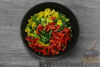 Фото приготовления рецепта: Салат из разноцветных болгарских перцев с чесноком и зеленью - шаг №3