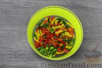 Фото приготовления рецепта: Салат из разноцветных болгарских перцев с чесноком и зеленью - шаг №4