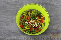 Фото приготовления рецепта: Салат из разноцветных болгарских перцев с чесноком и зеленью - шаг №6