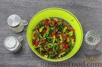 Фото приготовления рецепта: Салат из разноцветных болгарских перцев с чесноком и зеленью - шаг №7