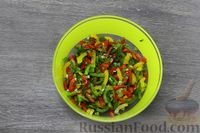 Фото приготовления рецепта: Салат из разноцветных болгарских перцев с чесноком и зеленью - шаг №8