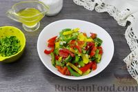 Фото приготовления рецепта: Салат из разноцветных болгарских перцев с чесноком и зеленью - шаг №9