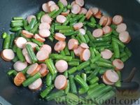 Фото приготовления рецепта: Омлет с сосисками, помидорами и стручковой фасолью - шаг №6