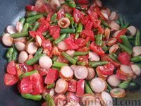 Фото приготовления рецепта: Омлет с сосисками, помидорами и стручковой фасолью - шаг №7
