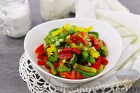 Фото к рецепту: Салат из разноцветных болгарских перцев с чесноком и зеленью