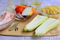 Фото приготовления рецепта: Куриный суп с кабачками, помидорами и макаронами - шаг №1