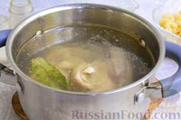 Фото приготовления рецепта: Куриный суп с кабачками, помидорами и макаронами - шаг №2
