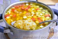 Фото приготовления рецепта: Куриный суп с кабачками, помидорами и макаронами - шаг №9