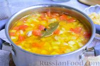 Фото приготовления рецепта: Куриный суп с кабачками, помидорами и макаронами - шаг №10