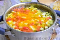Фото приготовления рецепта: Куриный суп с кабачками, помидорами и макаронами - шаг №7