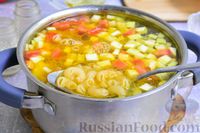 Фото приготовления рецепта: Куриный суп с кабачками, помидорами и макаронами - шаг №8