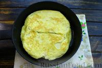 Фото приготовления рецепта: Горячие бутерброды с яйцом, ветчиной и сыром (на сковороде) - шаг №8