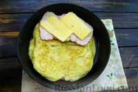 Фото приготовления рецепта: Горячие бутерброды с яйцом, ветчиной и сыром (на сковороде) - шаг №10