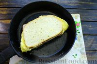 Фото приготовления рецепта: Горячие бутерброды с яйцом, ветчиной и сыром (на сковороде) - шаг №11