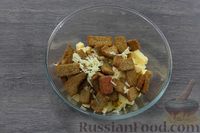 Фото приготовления рецепта: Салат с кукурузой, сыром и сухариками - шаг №4