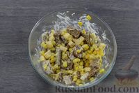 Фото приготовления рецепта: Салат с кукурузой, сыром и сухариками - шаг №6