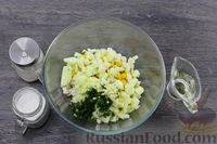 Фото приготовления рецепта: Салат с курицей, кукурузой и яблоком - шаг №7