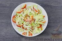 Фото приготовления рецепта: Салат с кальмарами, яблоком и болгарским перцем - шаг №8