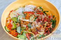 Фото приготовления рецепта: Фунчоза с курицей, овощами и яичными блинчиками - шаг №16
