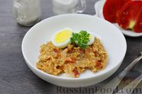 Фото к рецепту: Солёная овсяная каша с помидорами и луком