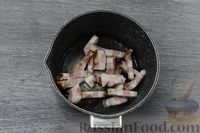 Фото приготовления рецепта: Куриные ножки, тушенные с грибами, беконом и яблочным уксусом - шаг №2