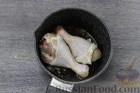Фото приготовления рецепта: Куриные ножки, тушенные с грибами, беконом и яблочным уксусом - шаг №4