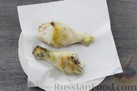 Фото приготовления рецепта: Куриные ножки, тушенные с грибами, беконом и яблочным уксусом - шаг №5