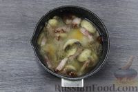 Фото приготовления рецепта: Куриные ножки, тушенные с грибами, беконом и яблочным уксусом - шаг №11