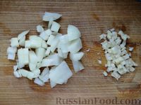 Фото приготовления рецепта: Омлет с консервированной фасолью, помидором и сыром - шаг №2
