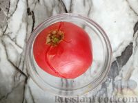 Фото приготовления рецепта: Омлет с консервированной фасолью, помидором и сыром - шаг №3