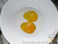 Фото приготовления рецепта: Омлет с консервированной фасолью, помидором и сыром - шаг №9