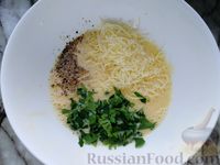 Фото приготовления рецепта: Омлет с консервированной фасолью, помидором и сыром - шаг №10