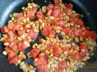 Фото приготовления рецепта: Омлет с консервированной фасолью, помидором и сыром - шаг №7