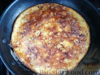 Фото приготовления рецепта: Омлет с консервированной фасолью, помидором и сыром - шаг №13
