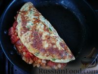 Фото приготовления рецепта: Омлет с консервированной фасолью, помидором и сыром - шаг №15