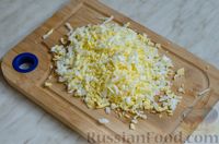 Фото приготовления рецепта: Салат с крабовыми палочками, кальмарами, яйцами и зелёным горошком - шаг №8